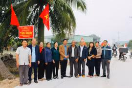 Lãnh đạo Đảng ủy, HĐND, UBND xã Ia Hiao chung vui với bà con thôn Yên Phú 2 trong lễ khánh thành, bàn giao tuyến đường ý Đảng-lòng dân. Ảnh: Vũ Chi