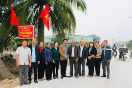 Lãnh đạo Đảng ủy, HĐND, UBND xã Ia Hiao chung vui với bà con thôn Yên Phú 2 trong lễ khánh thành, bàn giao tuyến đường ý Đảng-lòng dân. Ảnh: Vũ Chi