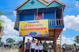 Thầy Vũ Văn Tùng (thứ 2 từ trái sang) trao tặng nhà nhân ái cho 2 học trò mồ côi xã Pờ Tó. Ảnh: Vũ Chi