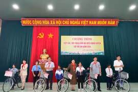 Thông qua nguồn tài trợ của Agribank chi nhánh Ia Pa, Ban tổ chức trao tặng 5 chiếc xe đạp cho các em học sinh vượt khó học giỏi tham gia buổi đối thoại. Ảnh: Vũ Chi