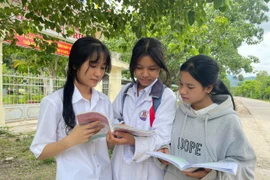 Em Nay H’Bé (bìa phải, xã Chư Mố) cùng 2 bạn trong xã lập nhóm ôn tập để bổ sung, củng cố kiến thức trước khi thi tốt nghiệp THPT. Ảnh: Vũ Chi