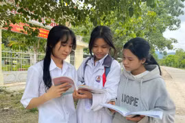 Em Nay H’Bé (bìa phải, xã Chư Mố) cùng 2 bạn trong xã lập nhóm ôn tập để bổ sung, củng cố kiến thức trước khi thi tốt nghiệp THPT. Ảnh: Vũ Chi