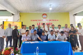 Đại diện Ban Chấp sự Hội thánh Plei Marin, hộ gia đình tín đồ và Ban công tác Mặt trận thôn cùng ký cam kết thực hiện mô hình “Hội thánh Plei Marin tham gia bảo vệ môi trường và ứng phó với biến đổi khí hậu”. Ảnh: Mai Linh