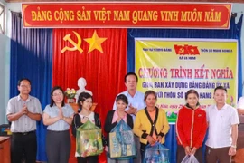 Đại diện lãnh đạo Ban Xây dựng Đảng Đảng ủy xã Ia Hiao tặng quà cho các hộ nghèo thôn Sô Ma Hang A. Ảnh: ĐVCC