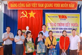 Đại diện lãnh đạo Ban Xây dựng Đảng Đảng ủy xã Ia Hiao tặng quà cho các hộ nghèo thôn Sô Ma Hang A. Ảnh: ĐVCC