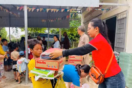 Đoàn thiện nguyện trao 150 suất quà cho trẻ em và hộ nghèo thôn Thắng Lợi 3. Ảnh: Vũ Chi