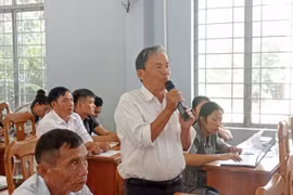Cử tri xã Uar nêu ý kiến tại hội nghị tiếp xúc.