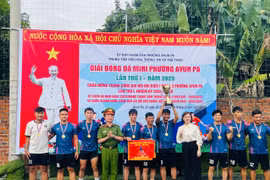 Ban tổ chức trao cúp vô địch cho đội bóng Công ty TNHH một thành viên Minh Nhật Agri. Ảnh: Vũ Chi