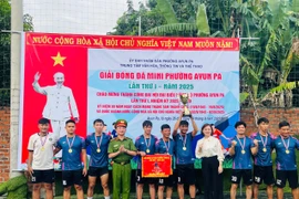Ban tổ chức trao cúp vô địch cho đội bóng Công ty TNHH một thành viên Minh Nhật Agri. Ảnh: Vũ Chi