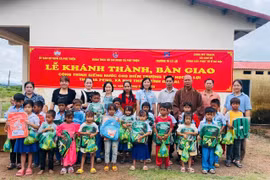 Ủy ban MTTQ Việt Nam xã Phú Thiện phối hợp với Đại đức Thích Nhuận Cường và các nhà hảo tâm tổ chức bàn giao công trình giếng khoan nước và tặng quà cho Trường Tiểu học Lê Lợi. Ảnh: Hoa Mai