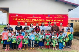 Ủy ban MTTQ Việt Nam xã Phú Thiện phối hợp với Đại đức Thích Nhuận Cường và các nhà hảo tâm tổ chức bàn giao công trình giếng khoan nước và tặng quà cho Trường Tiểu học Lê Lợi. Ảnh: Hoa Mai