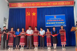 Đoàn xã Chư Răng khánh thành và bàn giao công trình thanh niên "Thắp sáng đường quê", chung tay xây dựng nông thôn mới tại địa phương. Ảnh: Vũ Chi