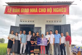 Ban Chỉ đạo xóa nhà tạm, nhà dột nát xã Ia Rbol phối hợp với các đơn vị tài trợ bàn giao nhà cho gia đình bà Ksor H’Phuen (buôn Rưng Ma Rai). Ảnh: Vũ Chi