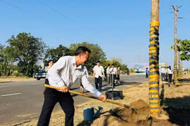 Bí thư Đảng ủy xã Vũ Hồng Duy trồng cây tại tuyến đường trước khuôn viên khu liên hiệp thể thao xã. Ảnh: ĐVCC