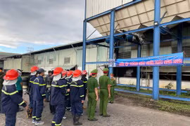 Đội Chữa cháy và CNCH khu vực số 7 nhận xét, rút kinh nghiệm sau buổi diễn tập. Ảnh: ĐVCC