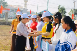 Phó Chủ tịch UBND xã Nguyễn Thị Thùy Trang đã tặng hoa, chúc mừng các đoàn vận động viên. Ảnh: Vũ Chi