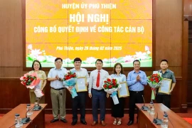 Các đồng chí Thường trực Huyện ủy Phú Thiện trao quyết định và tặng hoa chúc mừng các đồng chí vừa được phân công, điều động, bổ nhiệm. Ảnh: Vũ Chi