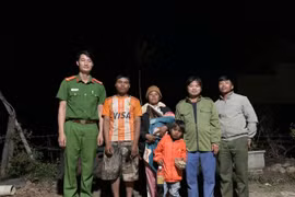 Chính quyền xã Chư A Thai bàn giao cháu Ksor Si Thom cho gia đình. Ảnh: ĐVCC