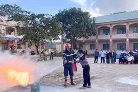 Giáo viên, học sinh Trường THPT Hà Huy Tập trải nghiệm các thao tác sử dụng bình chữa cháy xách tay dập tắt đám cháy do rò rỉ khí gas. Ảnh: ĐVCC