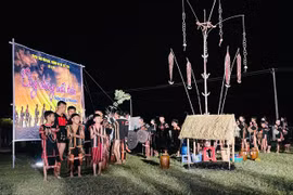 Đoàn nghệ nhân xã Ia Tul diễn xướng cồng chiêng tại chương trình "Cồng chiêng cuối tuần" thưởng thức và trải nghiệm. Ảnh: Vũ Chi