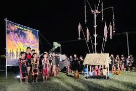 Đoàn nghệ nhân xã Ia Tul diễn xướng cồng chiêng tại chương trình "Cồng chiêng cuối tuần" thưởng thức và trải nghiệm. Ảnh: Vũ Chi