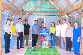 Ủy ban MTTQ Việt Nam xã Ia Hiao bàn giao nhà “Đại đoàn kết” cho gia đình bà Ksor H’Net (đứng giữa). Ảnh: ĐVCC