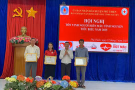 Phó Bí thư Thường trực Huyện ủy Vũ Hồng Duy (thứ 2 từ phải sang) tặng giấy khen cho các tập thể có thành tích tiêu biểu trong công tác hiến máu tình nguyện năm 2025. Ảnh: Vũ Chi