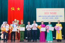 Các tập thể được Chủ tịch UBND phường Ayun Pa tặng giấy khen vì có thành tích xuất sắc trong phong trào thi đua yêu nước giai đoạn 2020-2025. Ảnh: Vũ Chi