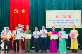 Các tập thể được Chủ tịch UBND phường Ayun Pa tặng giấy khen vì có thành tích xuất sắc trong phong trào thi đua yêu nước giai đoạn 2020-2025. Ảnh: Vũ Chi