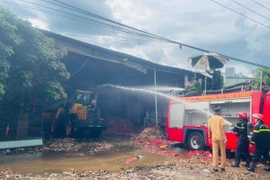 Cán bộ, chiến sĩ Đội chữa cháy và cứu nạn cứu hộ khu vực Ayun Pa chữa cháy kho mì tại thôn Plei Tăng A, xã Ia Ake, huyện Phú Thiện. Ảnh: Vũ Chi