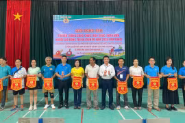 Ban tổ chức trao cờ lưu niệm cho các đoàn vận động viên tham gia giải bóng bàn truyền thống công chức, viên chức, đoàn viên, người lao động thị xã Ayun Pa năm 2025 (mở rộng). Ảnh: Vũ Chi