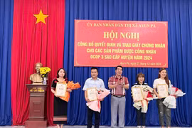 Các chủ thể được trao chứng nhận OCOP 3 sao cấp huyện. Ảnh: Vũ Chi