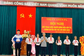 Bí thư Thị ủy Ayun Pa Trần Quốc Khánh tặng quà cho các em thiếu nhi tham gia hội nghị đối thoại. Ảnh: Vũ Chi