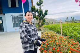 Chị Lê Thị Loan (thôn 2, xã Pờ Tó) trồng nhiều hoa cảnh làm đẹp cho khuôn viên ngôi nhà mới. Ảnh: Vũ Chi