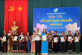 Ban tổ chức Hội thi Nét đẹp người cao niên trao giải nhất cho thí sinh Đinh Thị Hòa (xã Pờ Tó). Ảnh: Vũ Chi