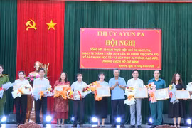 Phó Bí thư Thường trực Thị ủy Ayun Pa Ksor Vinh (thứ 5 từ phải sang) tặng giấy khen cho các tập thể có thành tích xuất sắc trong thực hiện Chỉ thị số 05-CTTW giai đoạn 2016-2025. Ảnh: Nguyễn Sang