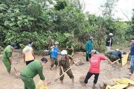 Cán bộ, chiến sĩ Công an xã Ia Pa phối hợp hỗ trợ gia cố ngầm tràn thôn Mơ Nang 2, đảm bảo người dân và phương tiện mini có thể qua lại an toàn. Ảnh: Hòa Bình