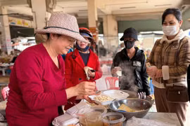 Bữa sáng ấm lòng ở chợ Phù Đổng