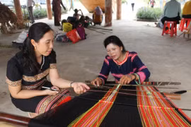 Nghệ nhân xã Ayun Hạ trình diễn dệt thổ cẩm tại hội thi văn hóa các dân tộc thiểu số huyện Phú Thiện lần thứ XVI . Ảnh: Vũ Chi