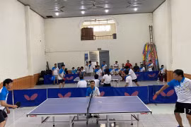 Ban tổ chức trao cờ lưu niệm cho các đoàn tham gia giải bóng bàn công nhân, viên chức-lao động huyện Krông Pa lần thứ IV, năm 2025 (mở rộng). Ảnh: Thanh Tâm