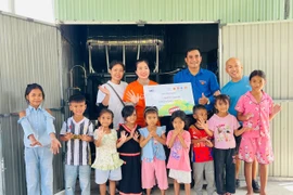 Đoàn xã Ia Dreh phối hợp với Công ty TNHH Xã hội Joy Foundation và Biti’s bàn giao công trình nước sạch cho buôn Ia Sóa. Ảnh: Vũ Chi