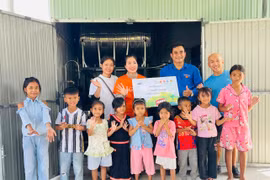 Đoàn xã Ia Dreh phối hợp với Công ty TNHH Xã hội Joy Foundation và Biti’s bàn giao công trình nước sạch cho buôn Ia Sóa. Ảnh: Vũ Chi