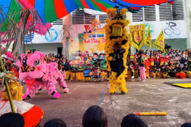 Màn múa lân đặc sắc tại chương trình "Vui hội Trung thu" dành cho các em nhỏ. Ảnh: Vũ Chi