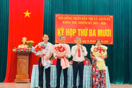Bí thư Thị ủy Ayun Pa Trần Quốc Khánh (thứ 2 từ phải sang) tặng hoa chúc mừng các đồng chí được cho thôi làm nhiệm vụ đại biểu HĐND thị xã khóa XIII, nhiệm kỳ 2021-2026. Ảnh: Vũ Chi