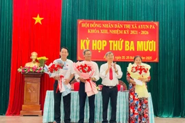 Bí thư Thị ủy Ayun Pa Trần Quốc Khánh (thứ 2 từ phải sang) tặng hoa chúc mừng các đồng chí được cho thôi làm nhiệm vụ đại biểu HĐND thị xã khóa XIII, nhiệm kỳ 2021-2026. Ảnh: Vũ Chi