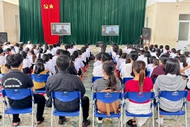 Chương trình chiếu phim "Mưa đỏ" miễn phí nhằm giáo dục các em học sinh về tinh thần yêu nước và lòng tự hào dân tộc. Ảnh: ĐVCC