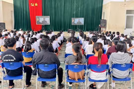 Chương trình chiếu phim "Mưa đỏ" miễn phí nhằm giáo dục các em học sinh về tinh thần yêu nước và lòng tự hào dân tộc. Ảnh: ĐVCC