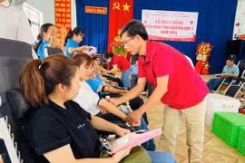 Đông đảo cán bộ, công chức, người lao động tại thị xã Ayun Pa tham gia hiến máu tình nguyện. Ảnh: Vũ Chi