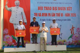 Chủ tịch Ủy ban MTTQ Việt Nam thị xã Mai Thế Phụng trao giải toàn đoàn cho các tập thể xuất sắc tại hội thao Đại đoàn kết thị xã Ayun Pa lần thứ IV, năm 2025. Ảnh: Vũ Chi