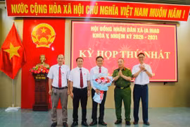 Ông Phạm Văn Phương (đứng giữa) tái cử Chủ tịch HĐND xã Ia Hiao khóa V, nhiệm kỳ 2026-2031. Ảnh: Vũ Chi